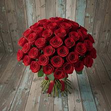 Букет 55 Красных роз Фридом #REPLACE_PRED# Молочном Вологодской области