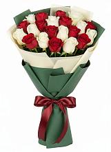 Букет Микс из красных и белых роз в Молочном Вологодской области