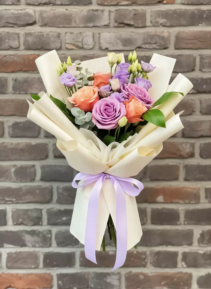 Букет цветов из: Лизиантусы и Розы в Молочном Вологодской области