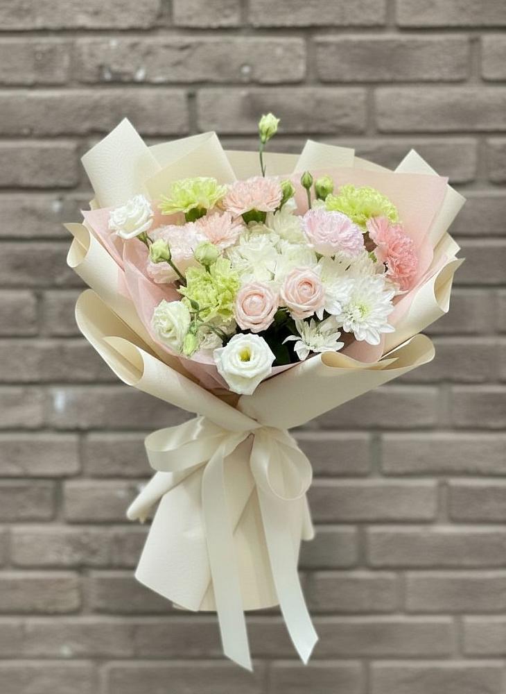 Букет цветов из: Гвоздики, Розы, Лизиантусы и Хризантемы в Молочном Вологодской области