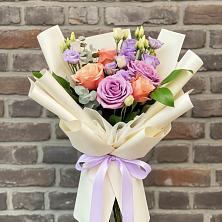 Букет цветов из:  Лизиантусы и Розы в Молочном Вологодской области