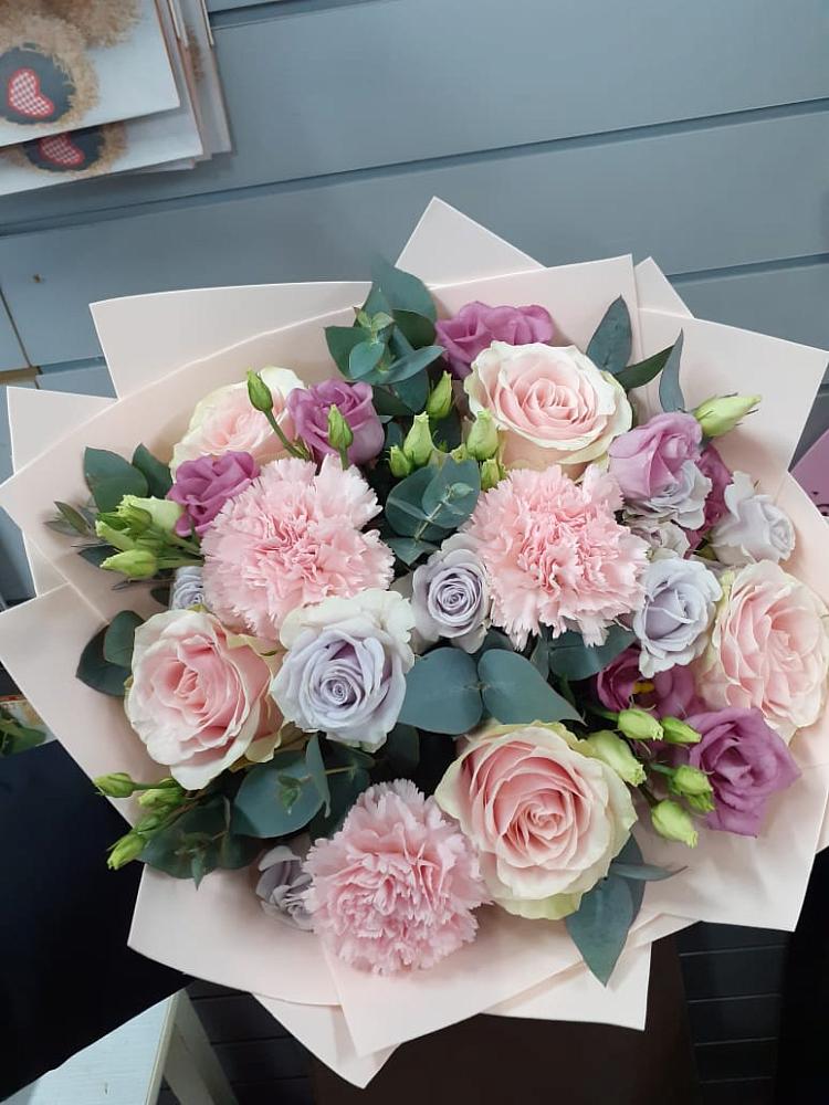 Букет цветов из: Розы, Гвоздики и Лизиантусы в Молочном Вологодской области